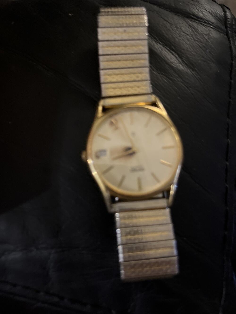 Vintage Seiko Quartz Gold Tone Men's Dress Watch Model 148400 7122-7000 April 81